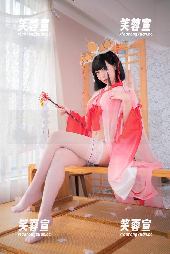Money冷冷 办公室里的迷沙:Money冷冷OL职业装写真,轻松直达失重体验