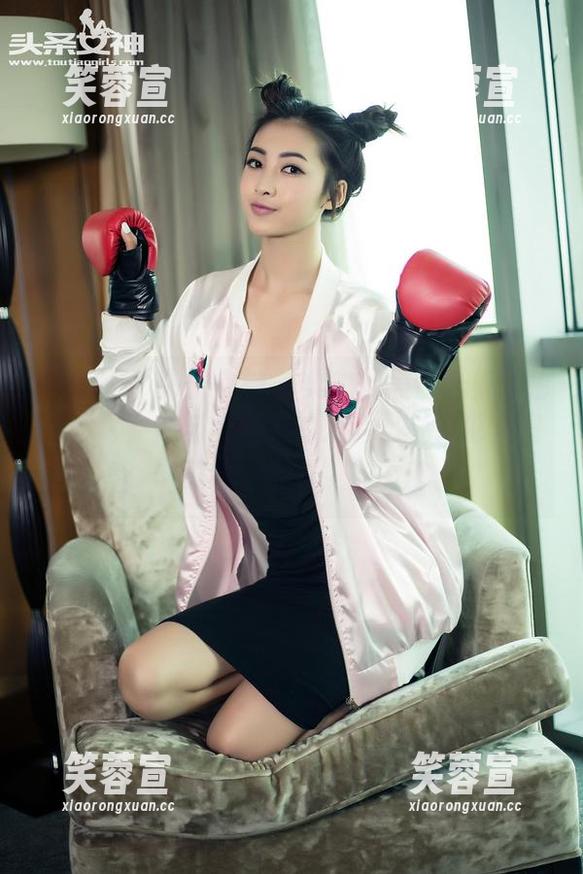 TouTiao头条女神 - 樊安妮黑白合集：色彩不需要参与，咱们的对话已经足够丰富，毕竟有“黑白”的灵魂。
