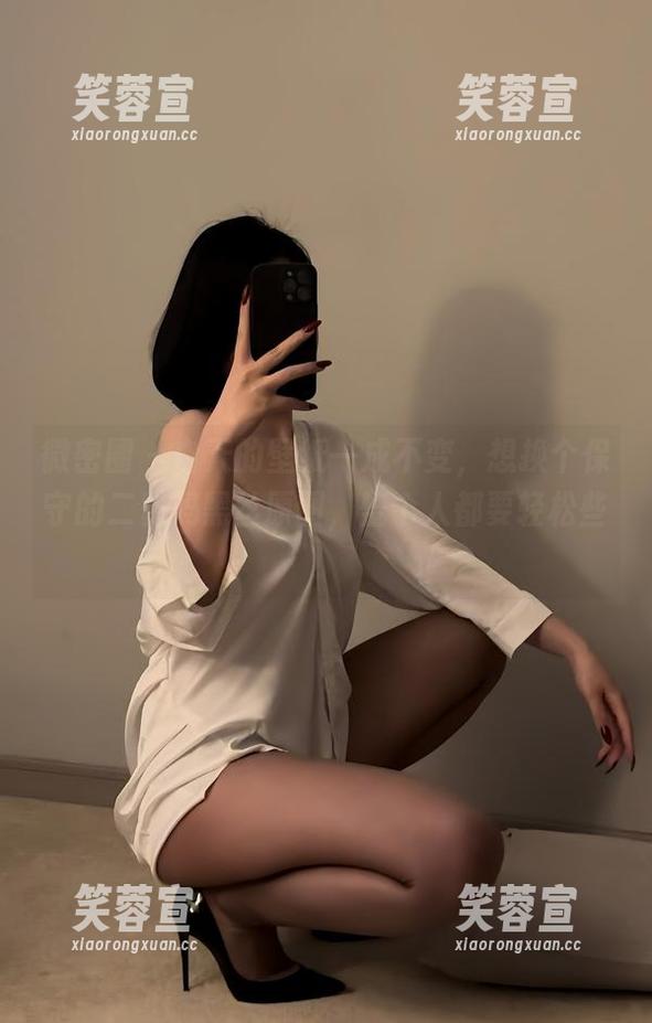 微密圈 - 白天的壁纸一成不变，想换个保守的二舅妈黑丝原图，整个人都要轻松些！