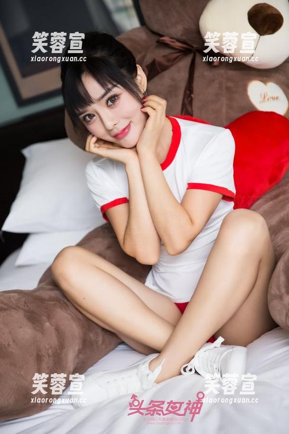 头条女神-尹菲 头条女神 - 尹菲的JK作品,强烈建议在室外放一块“注意旁边”标志。