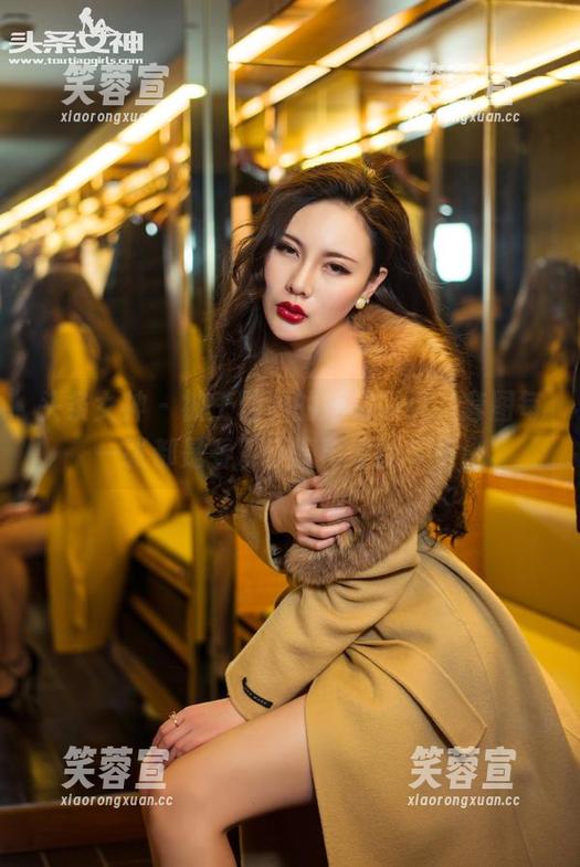 头条女神-王佳凝 头条女神 - 被王佳凝的短裙吸引,套图每一张都是看了还想再看的节奏!