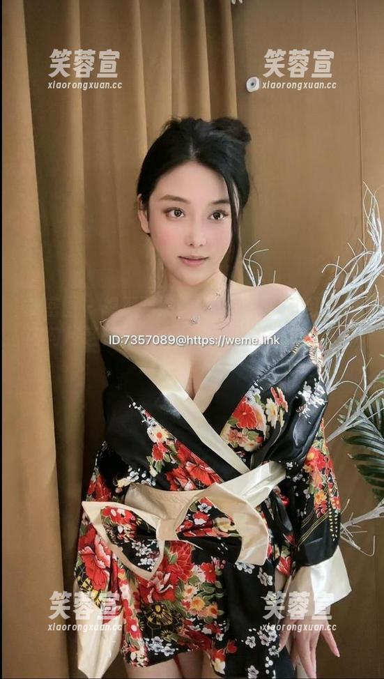 奶雯 微密圈 - 想不到奶雯会用白衬衣和红色内内勾起这样的联想,图包里的精彩让人不自觉停留。