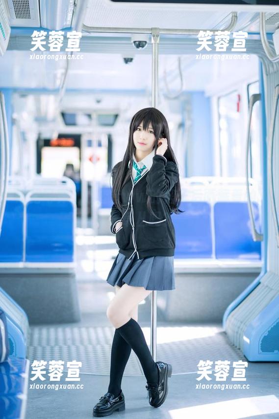 弥音音ww 短裙写真,弥音音ww的裙子后面藏着的...是草丛吗?