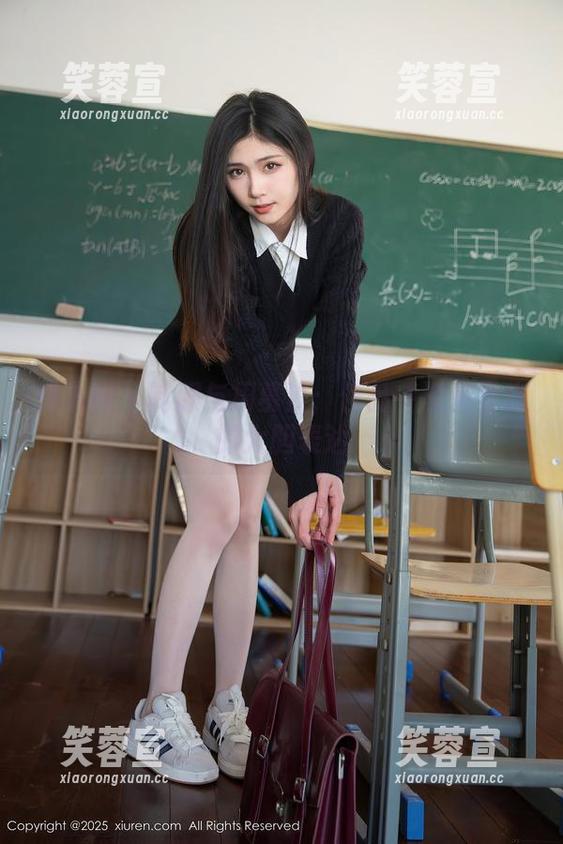 秀人网-周慕汐 秀人网 - 制服与周慕汐:作品中没有圣光的大胆表达