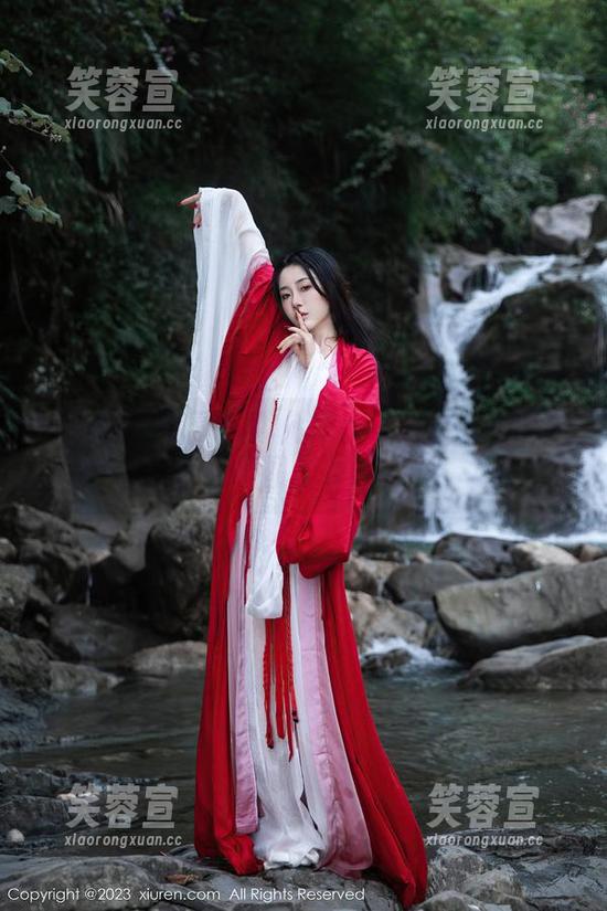 秀人网-戴允祺zoe 秀人网 - 惊了!戴允祺zoe的这组礼服写真,套图里赛高调!
