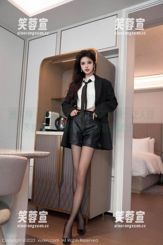 秀人网-杨晨晨sugar 秀人网 - 杨晨晨sugar的写真集:让人目不转睛的低胸吊带与丝袜美腿分享