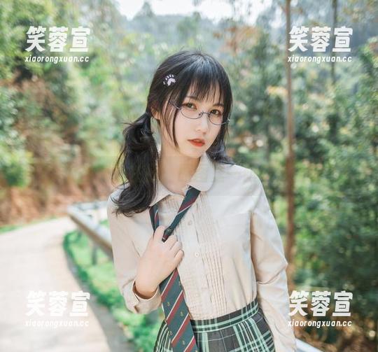 逐月Su 逐月Su在海边在线:原图里一脚踩不上沙子!