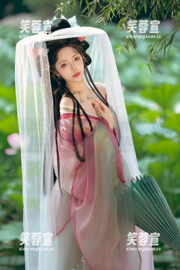 雯妹不讲道理 作品篇:看着雯妹不讲道理的图包,心中默念:“我为啥没这双长腿!”