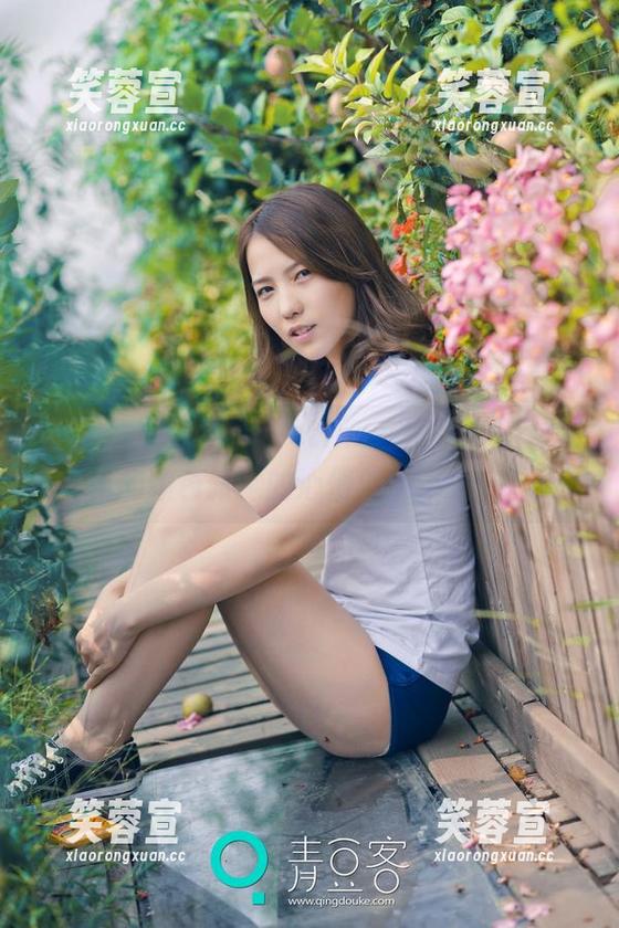 青豆客-黄可christine 青豆客 - 黄可christine在图片中,连衣裙的颜色跟她的心情似乎不太搭。