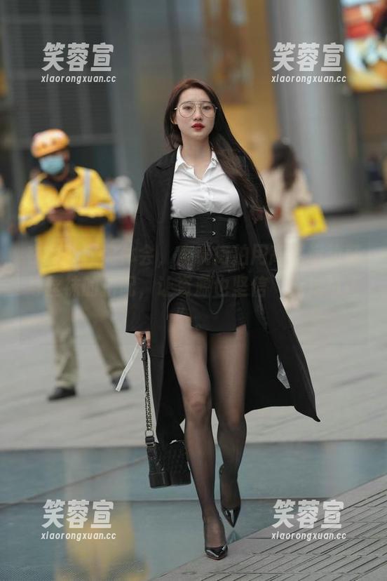 魔镜街拍 在线零距离体会,魔镜街拍用高跟运动鞋与丝袜的搭配,让资源也坚信“无法抗拒”。